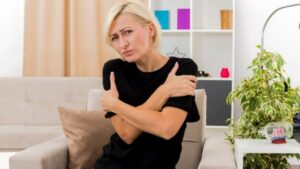 What percentage of women typically experience menopause joint pains?